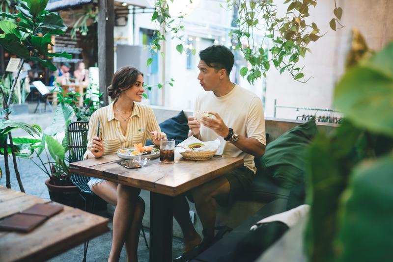 Apa Itu Dine In? Definisi, Manfaat, dan Bedanya dengan Take Away